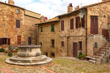 Obraz premium Castiglione d'Orcia historic well and ancient stone buildings, Tuscany, Italy.