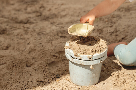 Spielendes Kind im Sand, Detailaufnahme.
