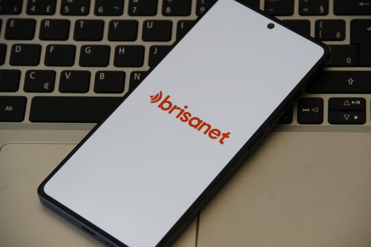 Brisanet  - Empresa brasileira de telecomunica&ccedil;&otilde;es, fundada em 1998 no Cear&aacute;, l&iacute;der em banda larga fixa por fibra &oacute;ptica na regi&atilde;o Nordeste. Ela oferece servi&ccedil;os de internet residencial.