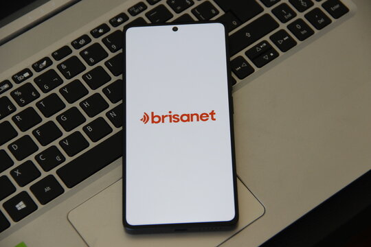 Brisanet  - Empresa brasileira de telecomunica&ccedil;&otilde;es, fundada em 1998 no Cear&aacute;, l&iacute;der em banda larga fixa por fibra &oacute;ptica na regi&atilde;o Nordeste. Ela oferece servi&ccedil;os de internet residencial.