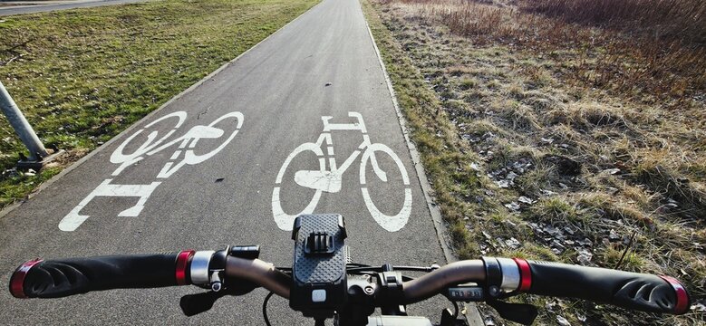 a bicycle on the road on a bike path
rower w trasie na ścieżce rowerowej Brwin&oacute;w
