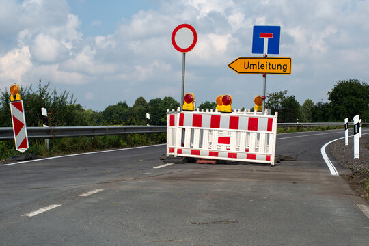 Gesperrte Landstra&szlig;e mit Umleitung