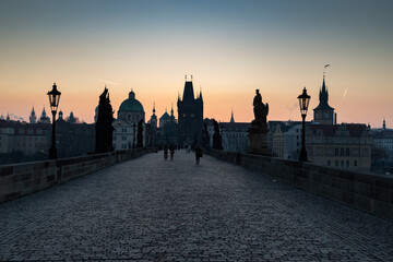 Obraz premium charles Bridge in Prague Czech Republic at sunrise with historic statues