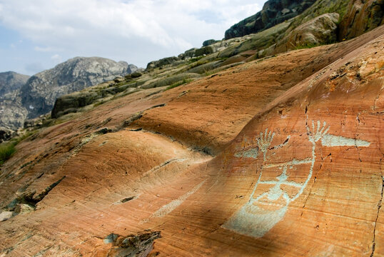 Ancient sorcerer engraving found in Vallee des Merveilles reveals Bronze Age worship practices in southeastern France