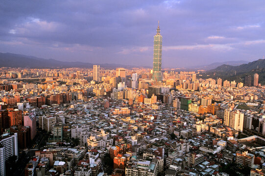 Sunset view of Taipei 101 and the city skyline in Taiwan