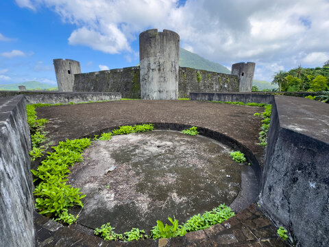 Exploration of Fort Belgica in Banda Neira, a historic site from the 17th century