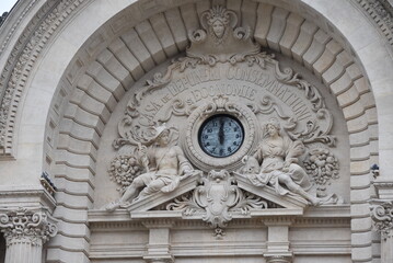 Obraz premium Horloge et sculptures du fronton de la façade du Palais de la CEC, à Bucarest, Roumanie.