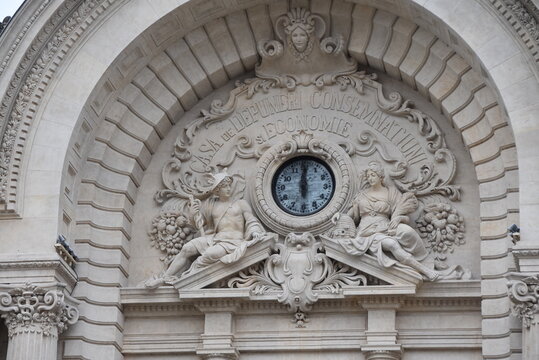 Horloge et sculptures du fronton de la fa&ccedil;ade du Palais de la CEC, &agrave; Bucarest, Roumanie.
