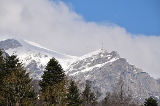 Vue lointaine de la  croix des H&eacute;ros au pic Caraiman, dans les monts Bucegi en Roumanie. C'est la plus haute croix sommitale du monde.