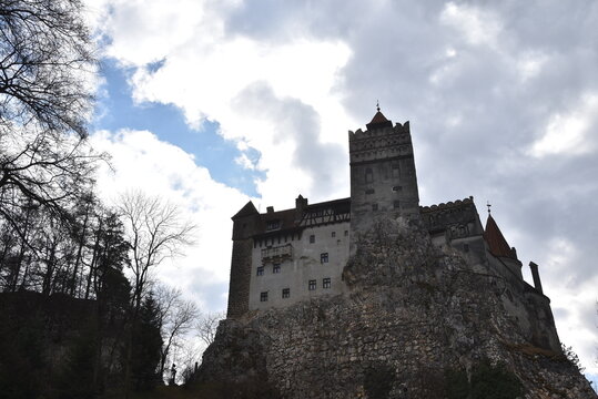 Vue &eacute;loign&eacute;e du Ch&acirc;teau de Bran, forteresse perch&eacute;e en hauteur sur son rocher.
