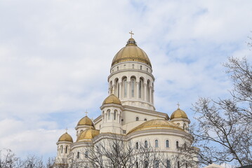 Fototapeta premium Vue de l'arrière de la Cathédrale du Salut de la Nation roumaine en contre-plongée, à Bucarest, en Roumanie.