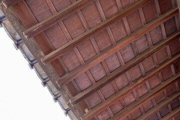 日本の伝統的な木造建築の軒下 © 木村　亨