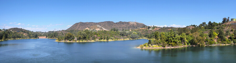 Obraz premium Panorama of the Hollywood Reservoir with the famous Hollywood sign in the background in Los Angeles, California, USA