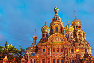 Fototapeta premium Onion domes and carved facade of the famous Russian Orthodox Church of the Savior on Spilled Blood in Russian Byzantine Revival style in historic downtown of Saint Petersburg, Russia