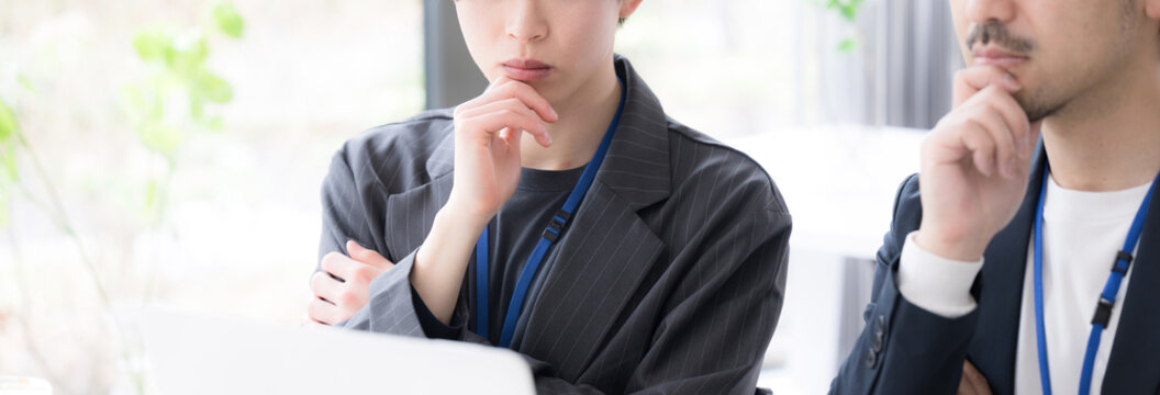 問題を検討する上司と若手社員の思考と解決のビジネスシーン どうしようか悩む迷う考えるの顎に手を当てるポーズ　顔無しのバナー