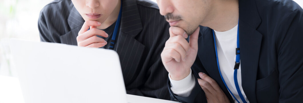 問題を検討する上司と若手社員の思考と解決のビジネスシーン どうしようか悩む迷う考えるの顎に手を当てるポーズ　顔無しのバナー