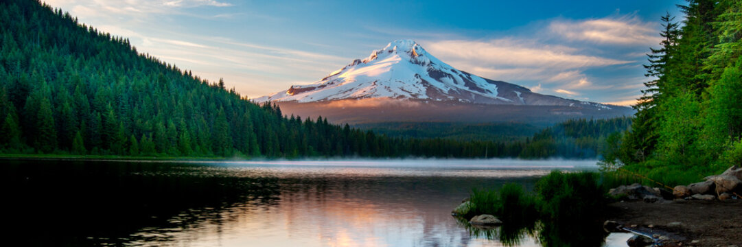Volcano mountain Mt. Hood, in Oregon, USA.