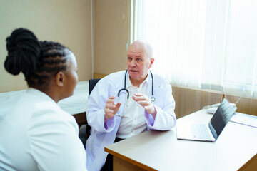 Obraz premium Doctor discussing or interviewing health with patient in examination room
