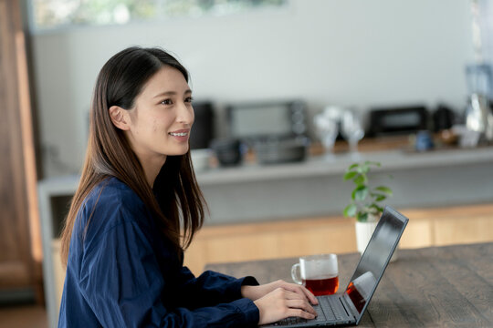 ノートパソコンを操作する若い日本人女性