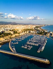 Obraz premium Aerial view of a marina with many boats docked