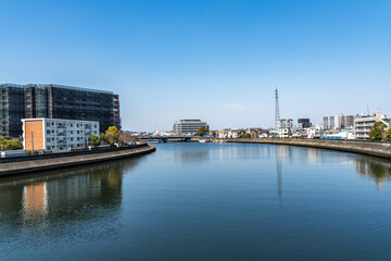 Fototapeta premium 神奈川県を流れる鶴見川の風景