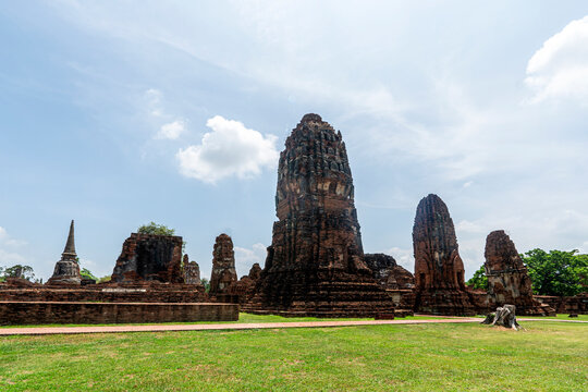 Ayutthaya historical park covers the ruins of the old city of Ayutthaya, Wat Chaiwatthanaram. Phra nakhon si ayutthaya Province, Thailand