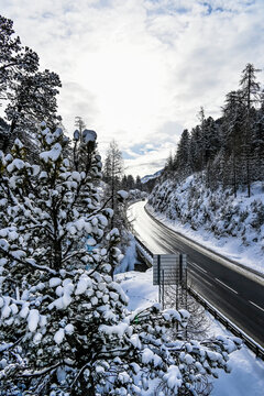 Pontresina, Berninabach, Ova da Bernina, Val Bernina, Via da Bernina, Berninastrasse, Berninapass, Bergstrasse, Wintersport, Engadin, Graub&uuml;nden, Alpen, Winter, Winterlandschaft, Gefahr, Schweiz