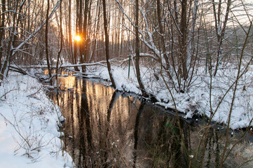 rzeka w zimowej scenerii © marsad