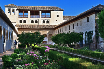Obraz premium Granada, giardini, roseti e fiori del complesso del Generalife dell'Alhambra, Andalusia, Spagna
