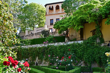 Obraz premium Granada, giardini, roseti e fiori del complesso del Generalife dell'Alhambra, Andalusia, Spagna