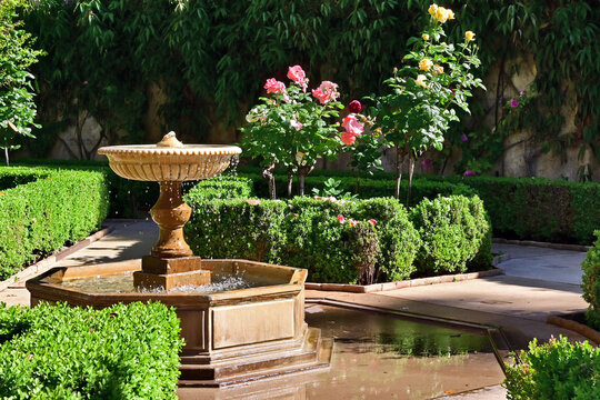 Granada, giardini, roseti e fiori del complesso del Generalife dell'Alhambra, Andalusia, Spagna