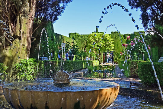 Granada, giardini, roseti e fiori del complesso del Generalife dell'Alhambra, Andalusia, Spagna