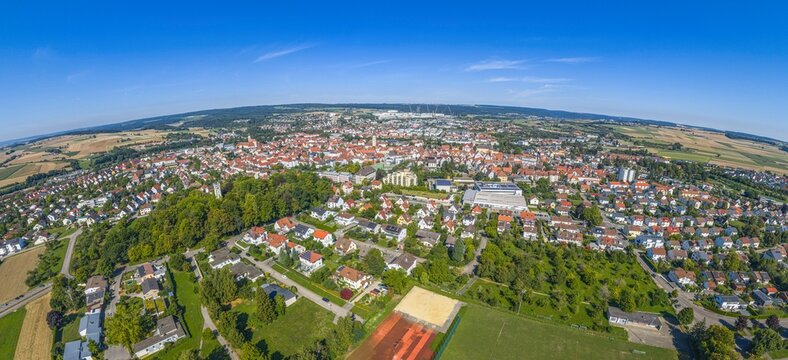 Blick ins Donautal bei Ehingen am s&uuml;dlichen Rand der Schw&auml;bischen Alb im Sommer