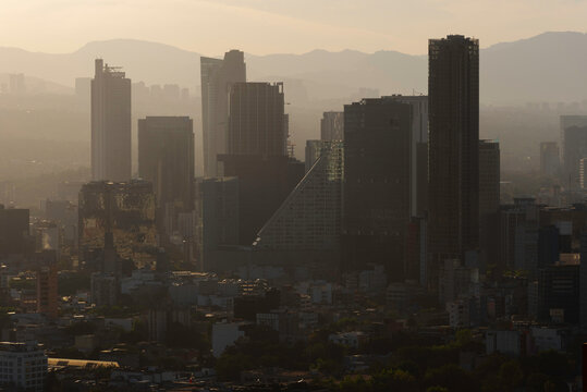 Blick auf die Skyline von Mexiko-City im Gegenlicht