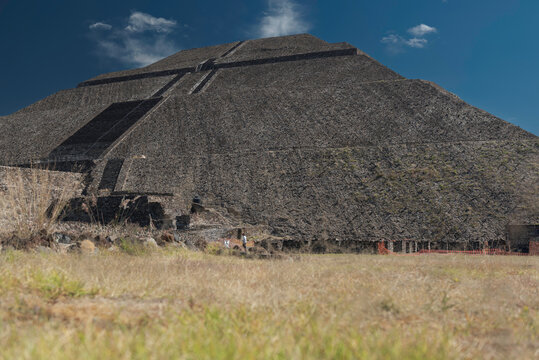 Blick auf die Sonnenpyramide von Teotihuac&aacute;n in Mexiko