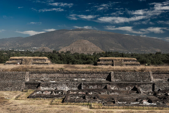 Blick auf die Mondpyramide von Teotihuac&aacute;n in Mexico