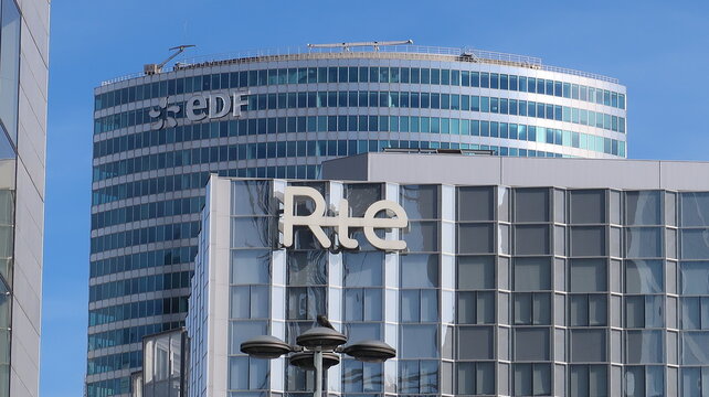 Si&egrave;ge social de l&rsquo;entreprise RTE (R&eacute;seau de Transport d&rsquo;&Eacute;lectricit&eacute;), filiale d&rsquo;EdF (&Eacute;lectricit&eacute; de France), logos sur leurs tours de bureaux respectives &agrave; Paris la D&eacute;fense &ndash; septembre 2023 (France)