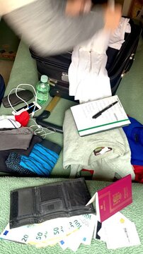 Hacer la maleta y equipaje con preparativo de vacaciones para empacar ropa con dinero y pasaporte en time lapse