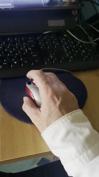 Rat&oacute;n mouse, scroll rueda y click de ordenador port&aacute;til con mano usando puntero &oacute;ptico para navegar en internet