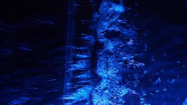 滑らかに流れる水と夜のライトアップ