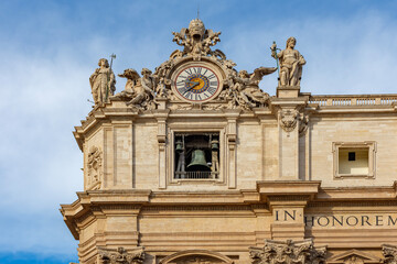 Obraz premium Clock on St. Peter's basilica facade in Vatican