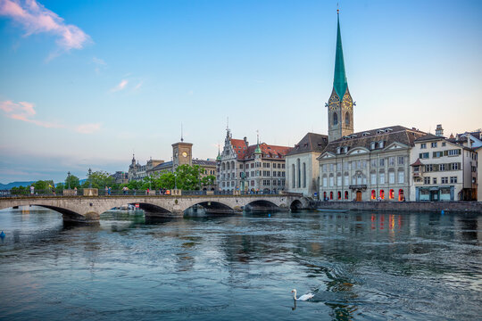 M�nster Bridge and Fraum�nster church by the Limmat in Zurich at blue hour