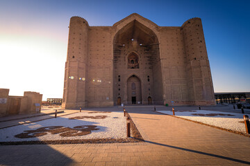 Obraz premium Stunning sunset view of the incomplete Mausoleum of Khoja Ahmed Yasawi in Turkistan, Kazakhstan, an unique masterpiece in Timurid architecture