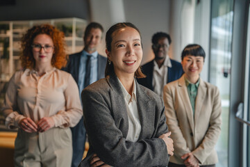 Obraz premium Diverse business team standing in modern office building