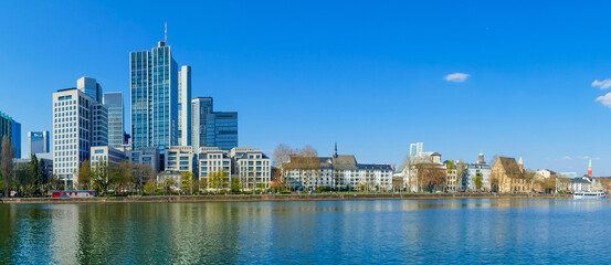 Fototapeta premium Panorama Main vor Skyline Frankfurt