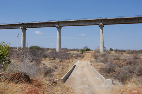 Eisenbahnstrecke durch die Savanne in Kenia am Tsavo Nationalpark