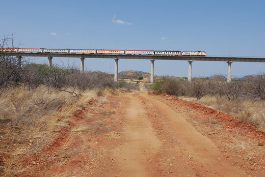 Hochbahn mit Zug in der Savanne von Kenia im Tsavo Nationalpark