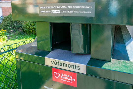 Paris, France - 19 mars 2026: Conteneur de collecte de v&ecirc;tements Ecotextile dans une rue de Paris. Ecotextile est une compagnie fran&ccedil;aise de collecte et de valorisation de textiles usag&eacute;s