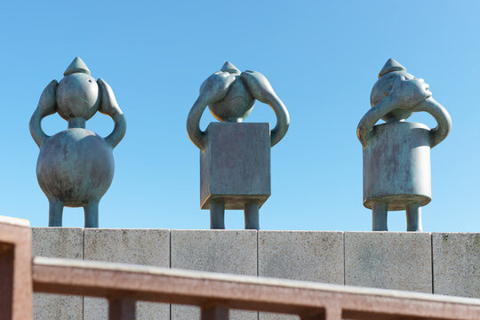 Nichts geh&ouml;rt, gesehen und gerochen! Werke von Tom Otterness aus dem Skulpturenpark "SprookjesBeelden aan Zee" in Scheveningen, Niederlande.