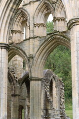 Obraz premium Stone arches and columns in a ruined church